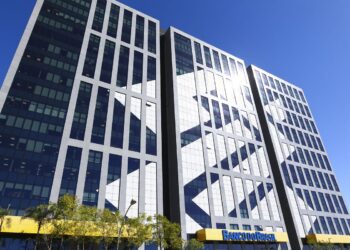 Prédio alto do Banco do Brasil com logo destacado sob céu azul intenso