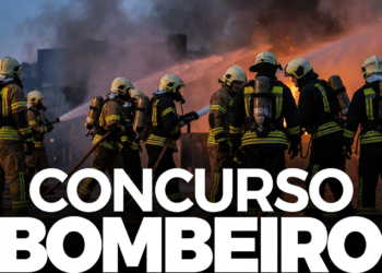 Grupo de bombeiros com equipamentos apaga incêndio intenso usando mangueiras de água