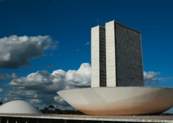 Congresso Nacional em Brasília com cúpulas do Senado e Câmara dos Deputados e torres gêmeas sob céu azul