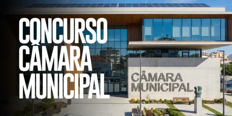 Prédio contemporâneo da Câmara Municipal com letreiro e jardim ao redor em dia ensolarado