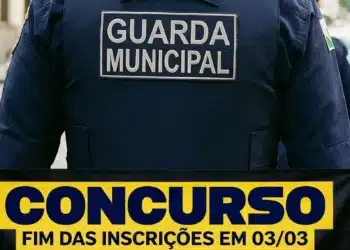 Uniforme da Guarda Municipal com anúncio de concurso e prazo de inscrição até 03/03.