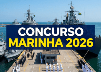 Navios de guerra atracados em porto com militares enfileirados na cerimônia