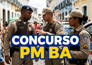 Três policiais militares conversam em rua movimentada de Salvador ao lado de viatura