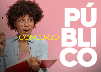 Mulher de óculos segurando lápis e caderno olha surpresa ao lado da palavra "Concurso Público" em destaque
