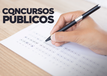 Pessoa preenchendo gabarito de múltipla escolha para concurso público.