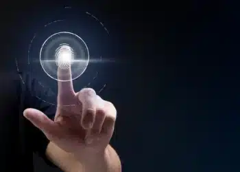 Leitor digital com autenticação por biometria, representando a confirmação necessária para pagamentos do INSS