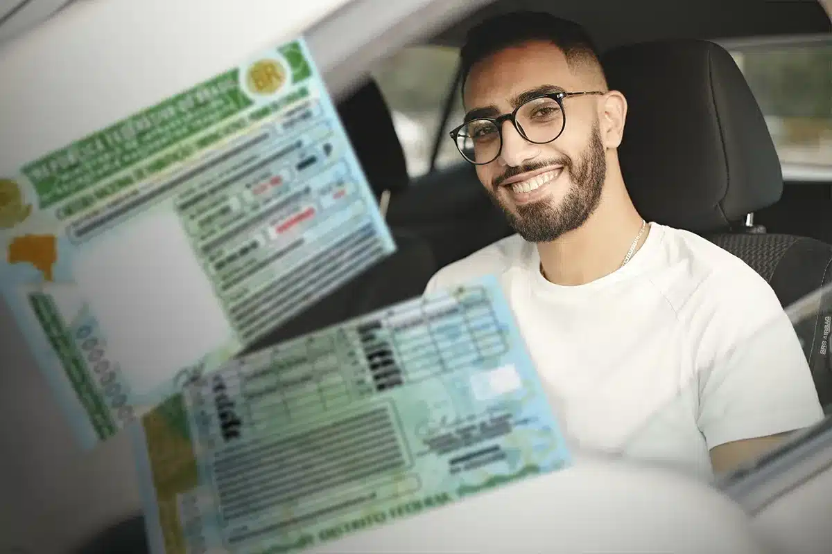 Requisitos para renovação automática da CNH Motorista sorrindo com sua CNH renovada, com foco nos requisitos para renovação automática da CNH.