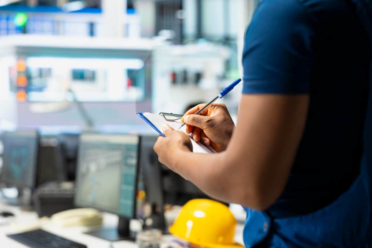 Técnico fazendo anotações em ambiente industrial representando cursos gratuitos do Senai com mais de 600 vagas