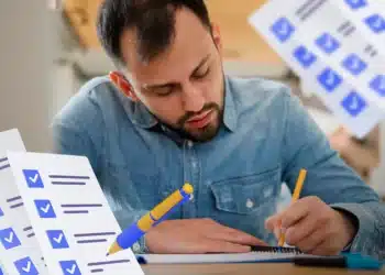 Pessoa concentrada preenche caderno com caneta, cercada por ilustrações de listas de provas