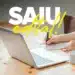 Mulher anotando em caderno ao lado de laptop e xícara sobre mesa, com texto "SAIU edital"
