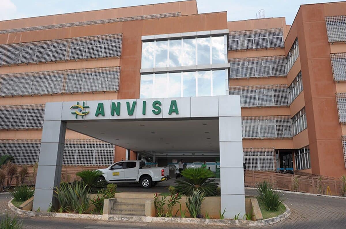 Fachada do edifício sede da Anvisa em Brasília com letreiro e logotipo da agência na entrada principal.