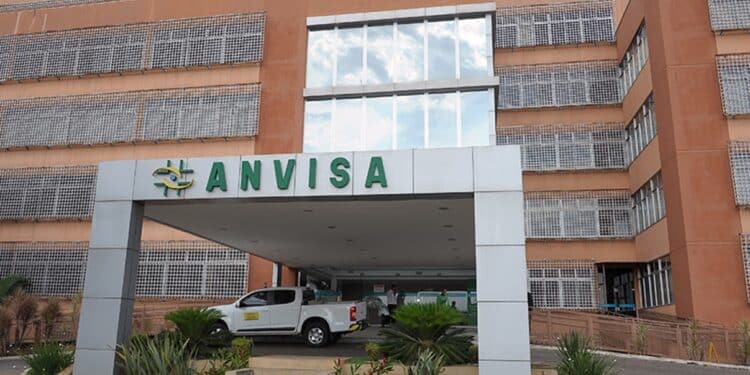 Fachada do edifício sede da Anvisa em Brasília com letreiro e logotipo da agência na entrada principal.