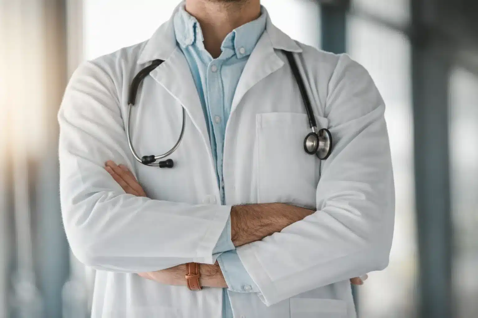 Médico especialista com estetoscópio, usando jaleco branco, com expressão profissional e postura confiante.