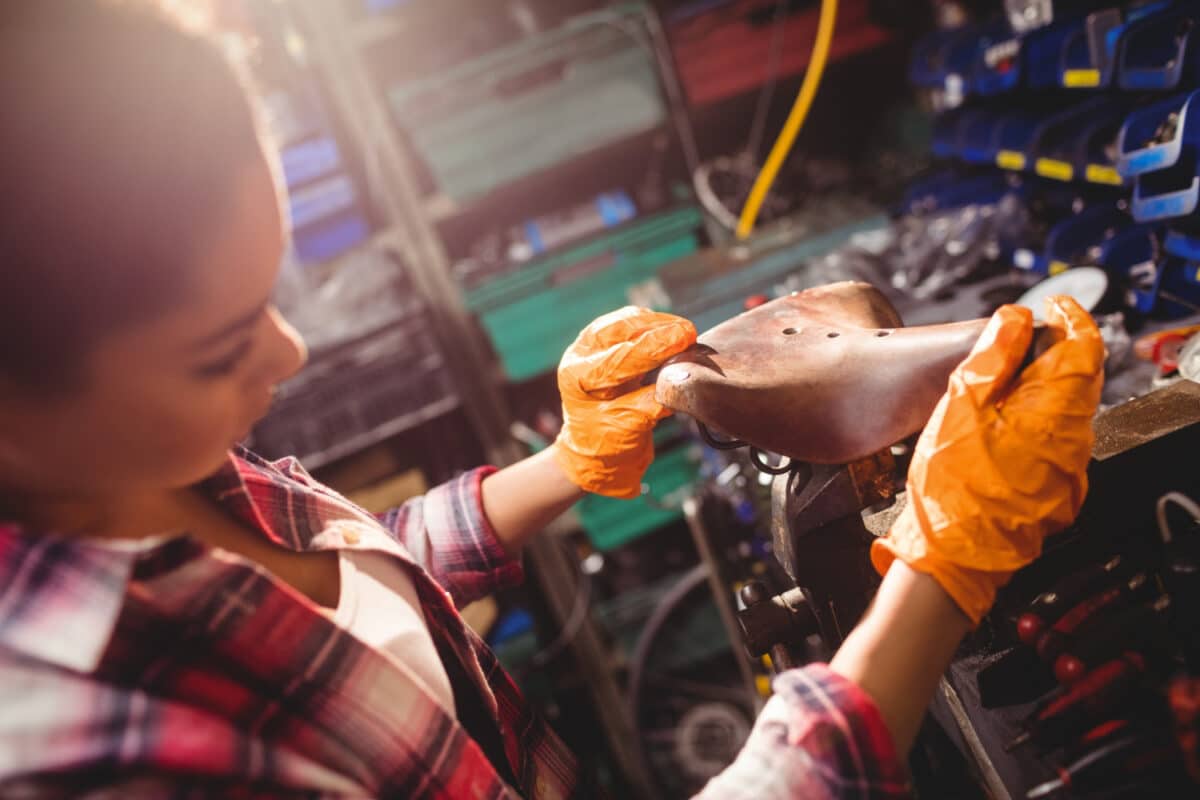 Estudante de curso técnico trabalhando com equipamentos em oficina de capacitação profissional