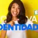 Mulher sorrindo segurando a nova Carteira de Identidade brasileira em destaque sobre fundo amarelo, representando o prazo para atualizar o RG.
