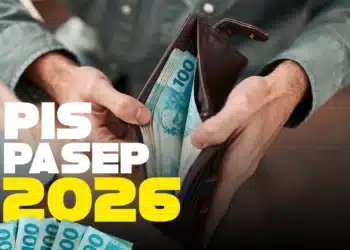Carteira aberta com notas de cem reais representando o início do pagamento do PIS/Pasep 2026 para trabalhadores nascidos em janeiro.