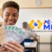 Jovem sorrindo enquanto segura notas de R$ 50 e R$ 200, promovendo o programa de economia 'Pé-de-Meia', com um fundo de sala de aula e o logo do programa