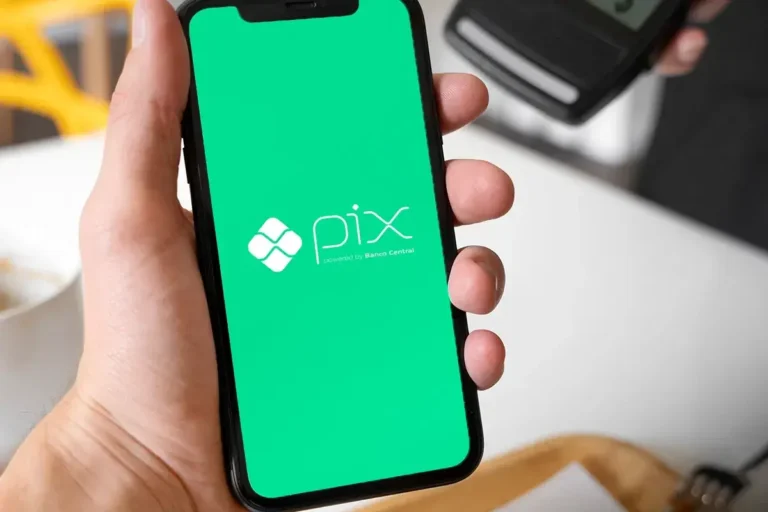 Tela de celular exibindo o aplicativo Pix, usado em reportagem que esclarece que transferências não são tributadas pelo Imposto de Renda.