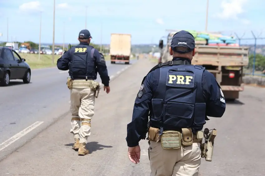 Policiais rodoviários federais realizando patrulhamento ostensivo em rodovia brasileira.
