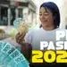 Mulher sorrindo segurando notas de real ao lado do texto PIS Pasep 2026, representando o início do calendário de pagamentos que começa em 16 de fevereiro.