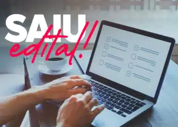Imagem de um computador com uma lista de checagem, com um café ao lado e o texto 'SAIU edital!' em destaque. A imagem ilustra a publicação de um novo edital da Prefeitura com vagas de até R$ 4,9 mil.