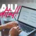 Imagem de um computador com uma lista de checagem, com um café ao lado e o texto 'SAIU edital!' em destaque. A imagem ilustra a publicação de um novo edital da Prefeitura com vagas de até R$ 4,9 mil.