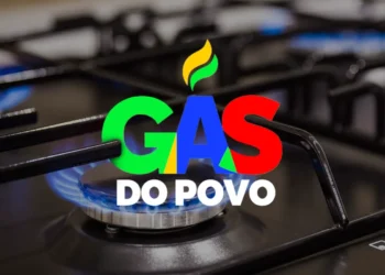 Um fogão com chama azul acesa e arte escrita “Gás do Povo”, representando o programa que garante energia grátis para diversas famílias.