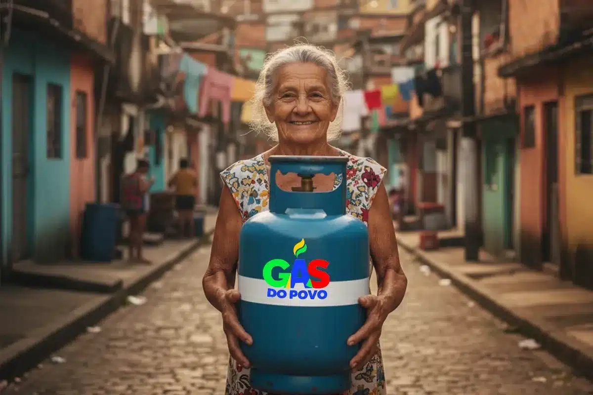 Idosa sorrindo enquanto segura um botijão azul do programa Gás do Povo em rua de comunidade popular