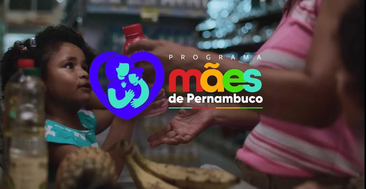 Logo do Programa Mães de Pernambuco com ilustração de mãe e filho e família fazendo compras ao fundo