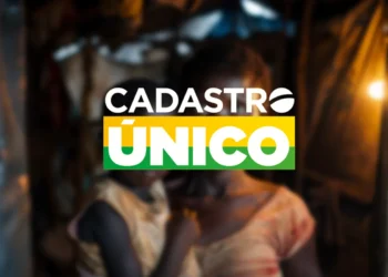 Família brasileira em situação de vulnerabilidade representando convocação para atualização do Cadastro Único do governo federal.