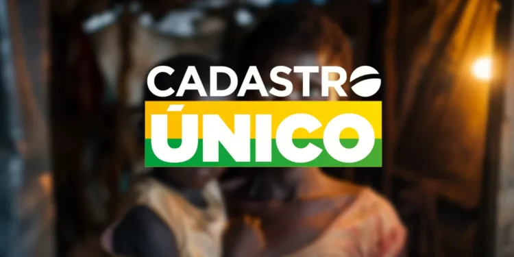 Família brasileira em situação de vulnerabilidade representando convocação para atualização do Cadastro Único do governo federal.