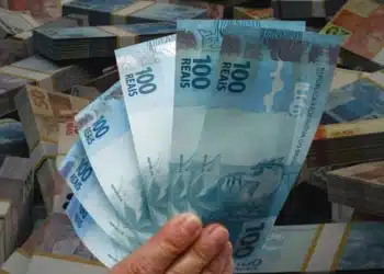 Notas de real simbolizando o novo salário mínimo de 2026 e os impactos nos benefícios e contribuições