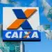 logo da Caixa Econômica Federal com cédulas de 100 reais ao fundo, destacando o saque de R$ 6.220 para cidades mineiras a partir de 27/02.