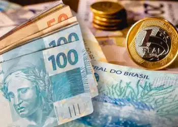 Notas de real brasileiro e moedas ilustrando pagamento máximo do INSS em 2026 para quem busca receber o teto do benefício.