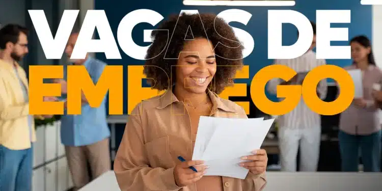 Mulher jovem negra sorrindo em um escritório, segurando currículos, com o texto "Vagas de Emprego" sobreposto em destaque branco e amarelo.