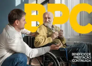 Idoso beneficiário do BPC conversando com cuidador representa os pagamentos do benefício neste mês de março.