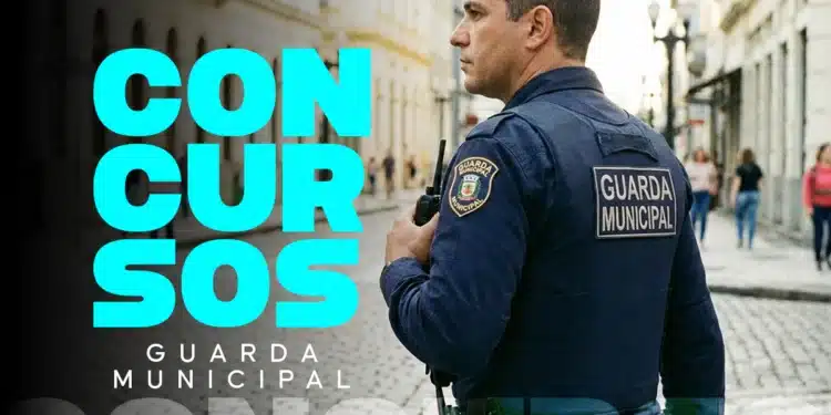 Vista lateral de um agente masculino da Guarda Municipal fardado com uniforme azul-marinho, segurando um rádio comunicador. Ao lado esquerdo, o texto vertical "CONCURSOS" aparece em ciano vibrante, seguido abaixo por "GUARDA MUNICIPAL" em letras menores. O fundo mostra uma rua urbana clássica com prédios antigos e pedestres.