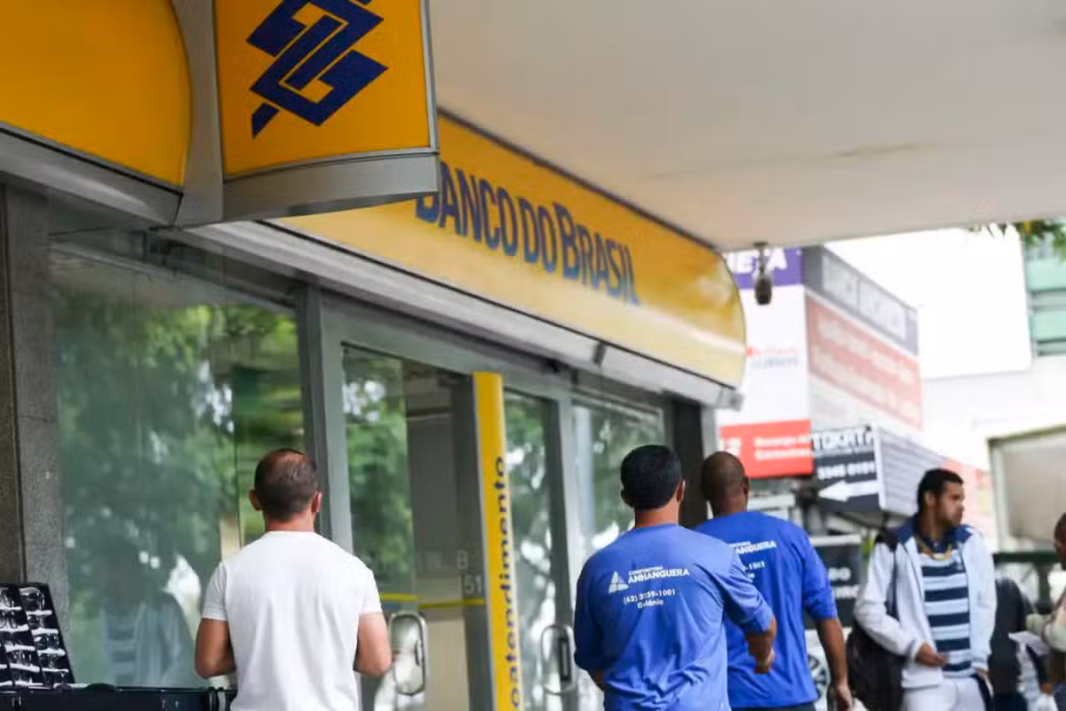 Imagem ilustrativa sobre a preparação para o concurso do Banco do Brasil, com foco nos estudos antes da definição da banca organizadora.