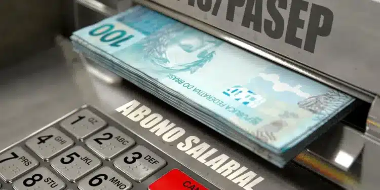 Nota de R$100 sendo retirada de caixa eletrônico, referência ao pagamento do PIS/Pasep.