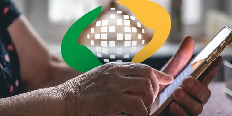 Mãos de pessoa idosa manuseando smartphone com o logotipo ampliado do INSS em verde e amarelo sobreposto à imagem, ilustrando o risco de fraude digital enfrentado por aposentados e pensionistas ao instalar aplicativos falsos que se passam pelo INSS
