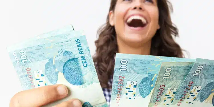 Poucos imaginam, mas uma proposta que vem ganhando força pode mudar o cenário salarial de milhões de trabalhadores do comércio no Brasil. A discussão gira em torno da criação de um novo piso do salário mínimo de R$ 2.750 para jornadas de 40 horas semanais, valor que representa um avanço em relação aos patamares atuais. O tema já desperta grande expectativa entre os profissionais do comércio, que veem na proposta uma chance de conquistar remuneração mais justa e compatível com a importância do setor para a economia brasileira. Mas afinal, quem poderá receber esse novo piso? Como será feito o cálculo do salário e quando a mudança pode entrar em vigor? A seguir, entenda os principais pontos da proposta e o que pode mudar para os trabalhadores com a medida. O que é o novo piso salarial para trabalhadores do comércio O Projeto de Lei 6508/25 propõe um novo valor mínimo nacional para salários de trabalhadores do comércio de bens, serviços e turismo, criando uma política de pisos diferenciados para quem possui formação técnica. Esse novo piso faz parte da Política Nacional de Valorização do Comerciário, que busca alinhar remuneração, produtividade e qualificação. Valores definidos para cada categoria O projeto fixa dois valores principais: Piso salarial base: R$ 2.500,00 mensais para 40 horas semanais. Piso salarial qualificado: R$ 2.750,00 mensais caso o empregado comprove a formação exigida. Esses valores foram estabelecidos considerando a realidade do setor e a necessidade de estímulo à qualificação. Quem terá direito: categorias abrangidas e requisitos O benefício será destinado aos funcionários do comércio de bens, serviços e turismo, conforme definição da legislação trabalhista. Para acessar o piso base, basta pertencer a essas categorias e possuir vínculo formal. A exigência para o piso mais alto obriga que o trabalhador comprove ao menos 160 horas de formação em cursos técnicos, profissionalizantes ou de aperfeiçoamento, diretamente relacionados à área de atuação. O certificado precisa ser reconhecido pelo Ministério da Educação (MEC) ou expedido pelo Senac. Não há necessidade de comprovação anual, apenas a cada nova conquista de qualificação relevante. Reajuste anual previsto por lei O texto prevê reajuste que haja reajuste todo 1º de janeiro, seguindo uma fórmula que garante aumento real, no caso, acima da inflação, sempre que o setor estiver em crescimento.  O cálculo usará como base dois indicadores: Inflação pelo INPC (Índice Nacional de Preços ao Consumidor) acumulado no ano anterior. Acrescenta-se ainda 50% do crescimento real da receita do setor, segundo dados do IBGE, se houver expansão nas vendas e faturamento. Contudo, quando o setor não crescer ou registrar queda, o aumento será apenas igual à inflação do período. Defesa do projeto A responsável pela proposta, deputada Jack Rocha (PT-ES), defende que a iniciativa busca corrigir uma "distorção histórica" existente no mercado de trabalho. “O projeto visa corrigir o descompasso entre a importância estratégica do setor de comércio e a baixa remuneração de seus mais de 10,6 milhões de trabalhadores", disse. Segundo a parlamentar, a medida pretende promover mudanças mais amplas no setor. "Propomos uma solução estrutural que beneficia não apenas os trabalhadores, mas o setor como um todo, gerando um círculo virtuoso de qualificação e produtividade”, disse a deputada. Como acompanhar a tramitação e próximos passos O Projeto de Lei 6508/25 está em análise conclusiva na Câmara dos Deputados, percorrendo as comissões de Trabalho e de Constituição e Justiça e de Cidadania na Câmara dos Deputados. Após aprovação nessas etapas, pode seguir para o Senado. O avanço depende dos calendários internos da Câmara e do interesse das lideranças. Para acompanhar o status da proposta e documentos oficiais, acesse o portal da Câmara dos Deputados ou consulte diretamente os canais do sindicato da categoria. Quer ficar por dentro de tudo que pode impactar a sua carreira e os seus direitos? Não perca as novidades e análises detalhadas sobre propostas como essa e muitas outras no Notícias Concursos. Acompanhe todas as atualizações, entrevistas e notícias  para estar sempre informado e preparado para as mudanças do mercado de trabalho. Confira agora e fique à frente! Mulher segurando notas de dinheiro representando aumento salarial para trabalhadores do comércio com possível mínimo de R$ 2.750.