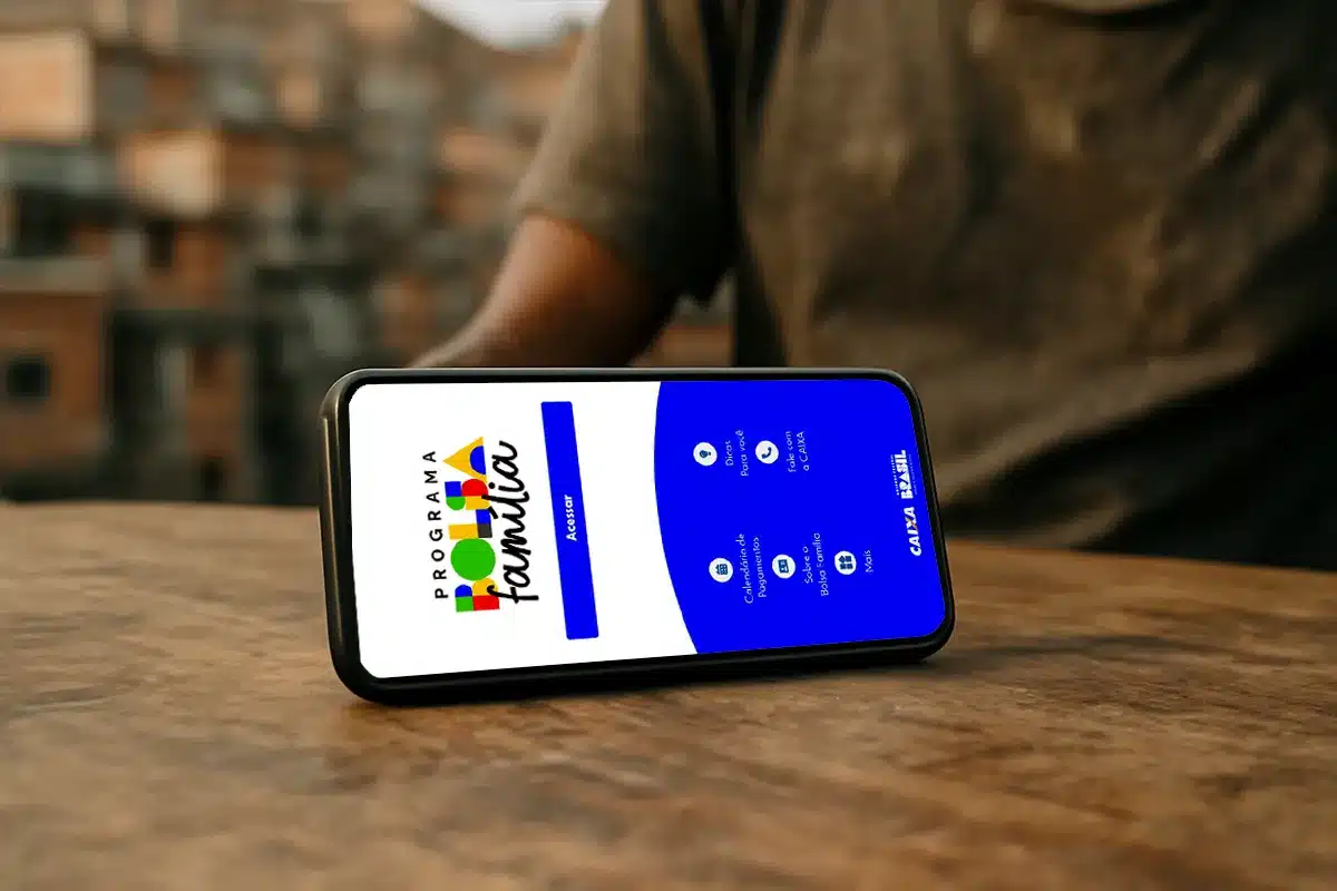 Celular exibindo o aplicativo do Programa Bolsa Família com opções de consulta de pagamentos e benefícios
