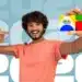 Homem sorrindo aponta para cartão colorido do Bolsa Família com fundo azul e números 2026