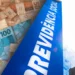 Dinheiro em reais ao lado de cartão Meu INSS representando o calendário de pagamento do 13º salário para aposentados e pensionistas