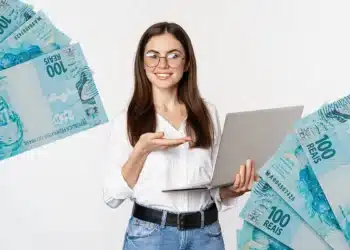 Profissional usando notebook com ilustração de notas de real representando carreiras com altos salários no Brasil.