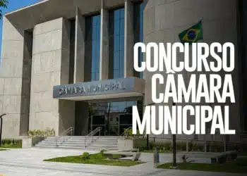 Prédio da Câmara Municipal com fachada de concreto, bandeira do Brasil e letreiro visível