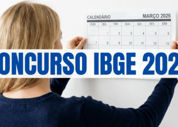 Pessoa de costas pendura calendário de março de 2026 na parede