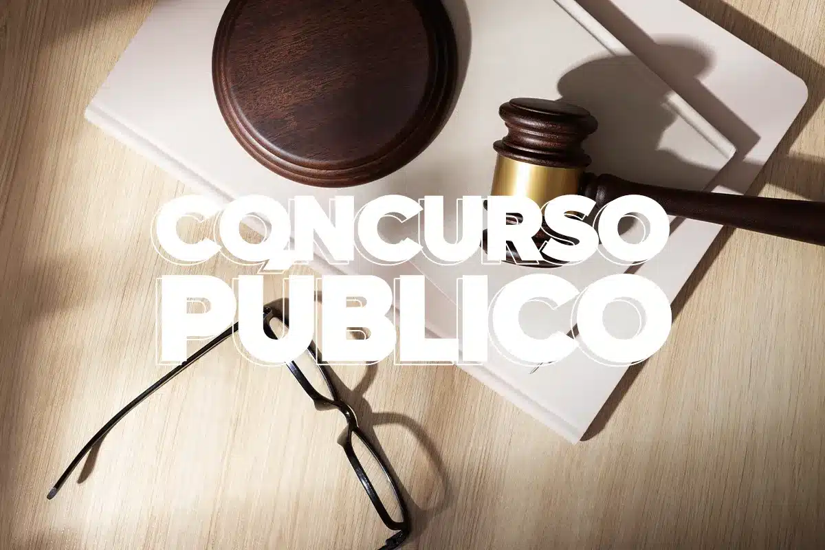 Martelo de juiz sobre livros e óculos representando inscrições no concurso público PGE RN 2026