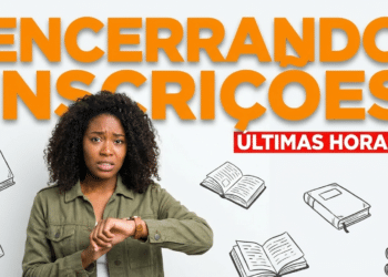 Mulher preocupada olha para o relógio com grandes letras de encerramento de inscrições ao fundo