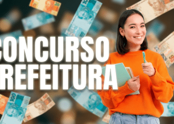 Jovem segurando cadernos e caneta sorrindo, com notas de real flutuando ao fundo